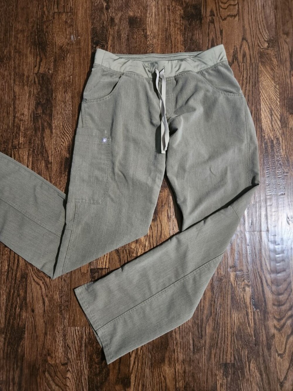 FIGS Women’s Kade Cargo Scrub Pants Olive Green size MT (Medium Tall)